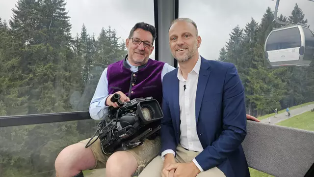 Foto: Sofia Pellegrini: Daniel Siegl ist als Senecura Regionalleiter von Tirol und Vorarlberg, zu Gast bei Andreas Seeburger in der Fernsehgondel am Muttersberg.