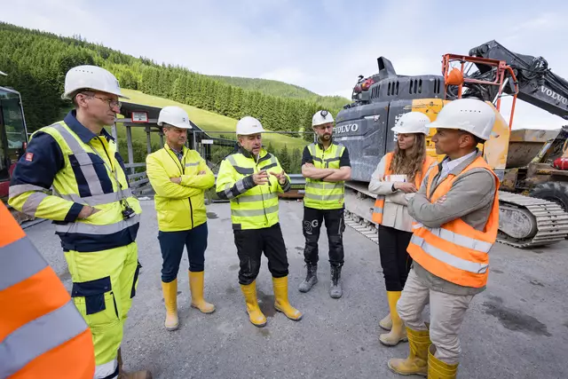Projektleiter Gerhard Gobiet erklärt den Baufortschritt am Baulos Fröschnitzgraben. | Foto: Martin Meieregger