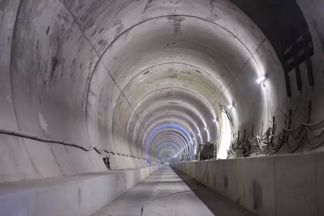 Beton so weit das Auge reicht. Das Schienenbett ist ausbetoniert. Jetzt fehlen nur noch die Schienen – und Unmengen an Technik. | Foto: Martin Meieregger