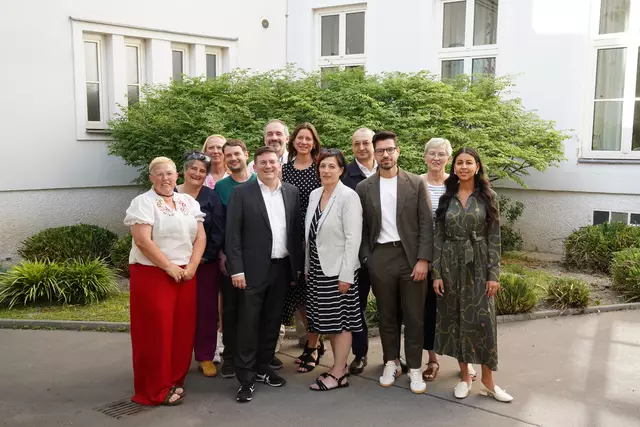 Die neuen Vorsitzenden der Ausschüsse und Kommissionen, Bezirksvorsteher Wilfried Zankl (SPÖ, fünfter von links) sowie die Klubvorsitzende der SPÖ, Andrea Katz (fünfte von rechts). | Foto: BV 12