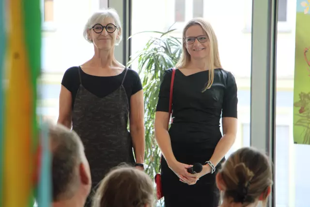 Obfrau der Kunstschule Weiz Anita Buchgraber (r.) und ihre Stellvertreterin Gudrun Eggenreich bei der Vernissage. | Foto: MeinBezirk/Hofmüller