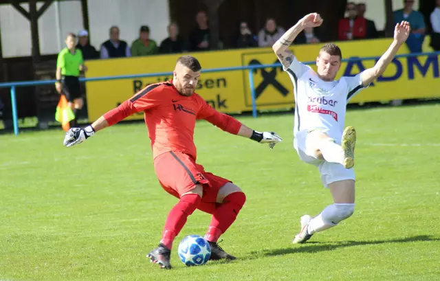 Zeitreise ins Jahr 2019: Bruck-Torhüter Philipp Gröblinger beim Duell mit dem damaligen St. Michael-Spieler Andreas Kriegl. | Foto: Tom Dormann