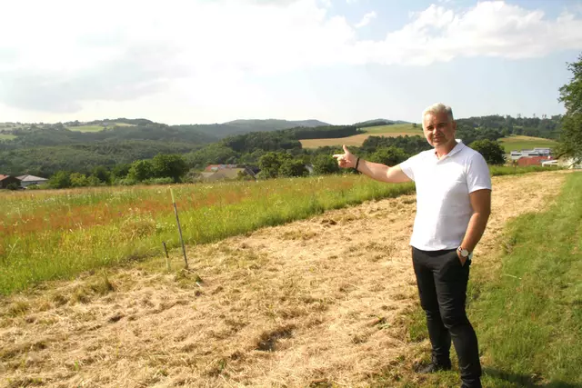 Stolz zeigt Bürgermeister Christian Pinzker den Baugrund in Holzschlag - wo 18 Bauplätze in traumhafter Lage aufgeschlossen werden.