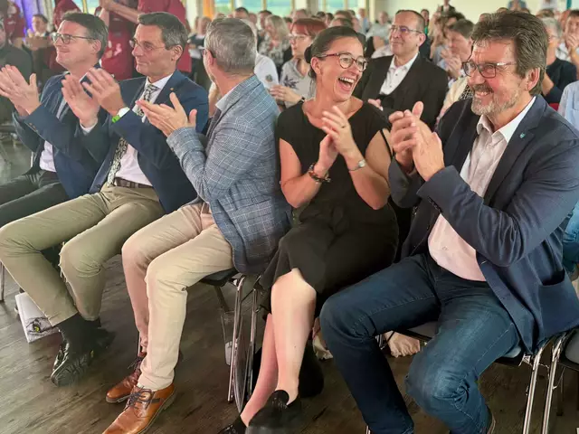 Jubel über den Sieg der Pfadfinder bei Bürgermeister Lentschig und Stadträtin Stark (beide ÖVP). | Foto: Markus Kahrer / MeinBezirk Horn