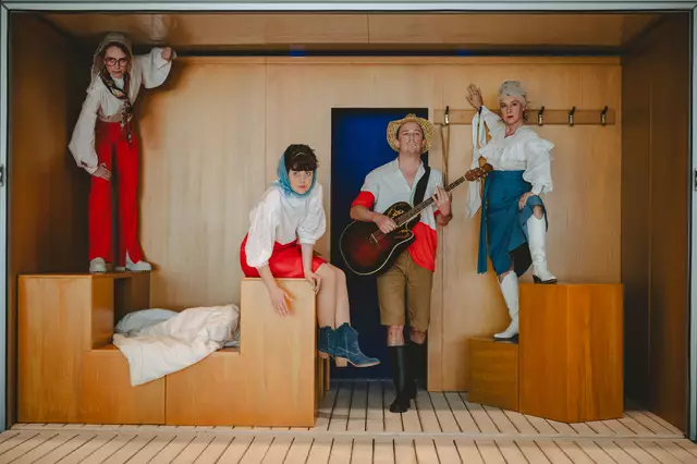 In der Komödie „Der zerbrochene Krug“ auf der Bühne: Karoline Troger, Katharina Gerlich, Stefan Moser und Angelica Ladurner (von links) | Foto: Ensemble Porcia/Volker Schmidt 