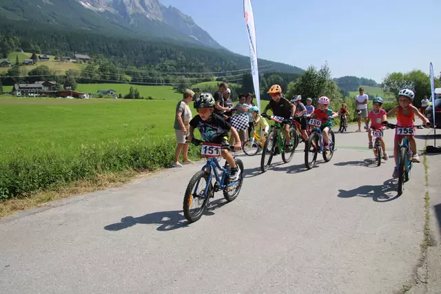 Mit Vollgas in die Pedale treten: Natürlich wurde bei den Kindern auch der Ehrgeiz geweckt. | Foto: Hans Schröcker