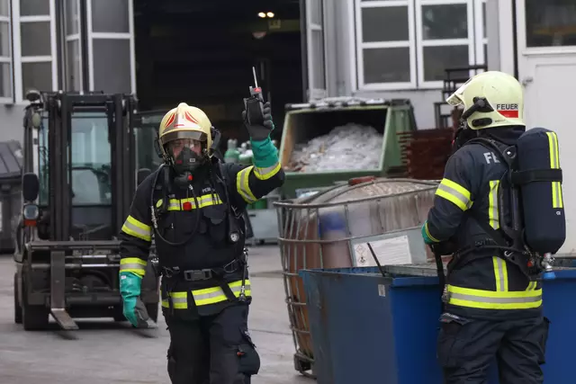 Die Feuerwehr musste einen Gefahrstoffeinsatz bei der Welser Firma Mettec Guss durchführen – dort war es in einem Behälter zu einer heftigen chemischen Reaktion gekommen. | Foto: laumat.at