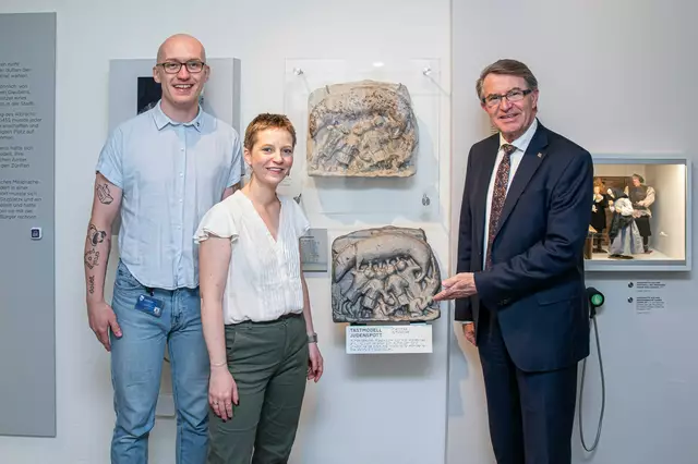 Julian Neubauer (InnovationLAB), Museumsleiterin Julia Schlager und Kulturstadtrat Franz Piribauer mit dem neuen Tastmodell Judenspott. | Foto: R. Wehr