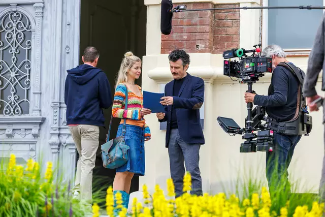 Vor dem Rathaus in Pinkafeld wurde gedreht. Die Schauspielerinnen Hilde Dalik und Manuel Rubey in Action.  | Foto: ServusTV / Erwin Scheriau