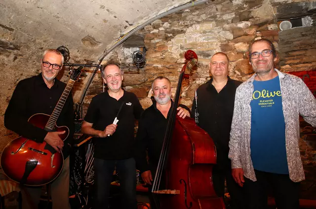 Christian Havel (Gitarre), Toni Mühlhofer (Perkussion), Joschi Schneeberger (Kontrabass), Herbert Swoboda (Klarinette) u. Aaron Wonesch (Piano u. Akkordeon). | Foto: Fröhlich