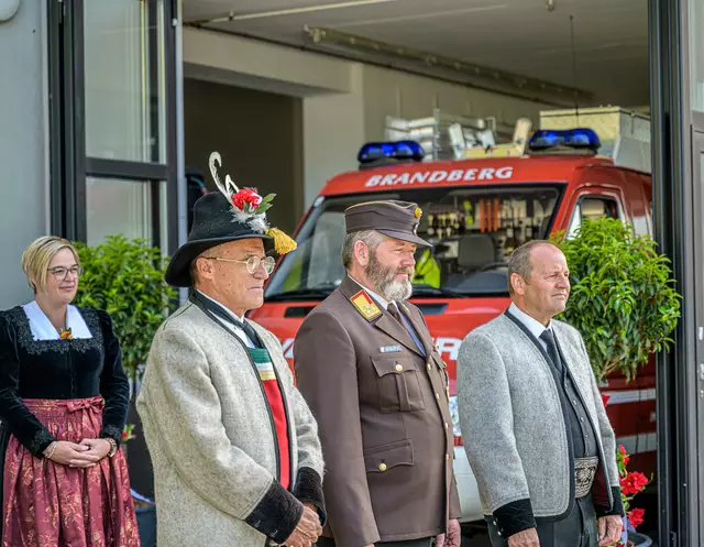 LHStv. Josef Geisler (r.) ließ sich die Feierlichkeiten in Brandberg nicht entgehen.  | Foto: BFV Schwaz/Marcel Kreidl