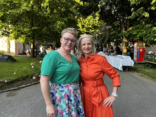 Büroleiterin Martina Schneider und Gabriela Hofer-Stelzhammer vom Leitungsteam des Bildungshauses Schloss Puchberg zeigen sich über den Erfolg der Veranstaltung erfreut. | Foto: MeinBezirk