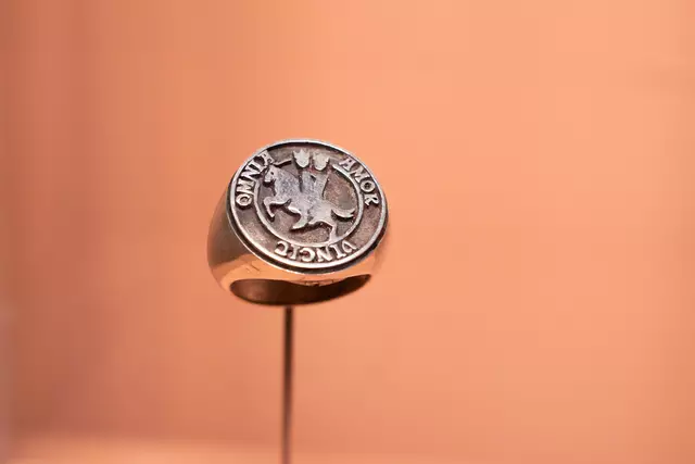 Friedrich der Schöne und Ludwig der Bayer – nach dem Friedensschluss hatten sie laut Qwien ein Verhältnis, der eine schenkte dem anderen einen Ring (fake) mit der Aufschrift "Amor vincit omnia" – "Die Liebe besiegt alles".   | Foto: Valentina Marilenić