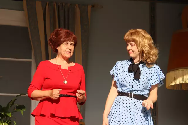 Theodors Gattin Rosa (Monika Holzinger, links) und seine Tochter Jenny (Petra Zott). | Foto: Martin Wurglits