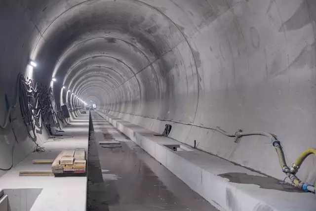 Beton so weit das Auge reicht. Das Schienenbett ist ausbetoniert. Jetzt fehlen nur noch die Schienen – und Unmengen an Technik. | Foto: Martin Meieregger