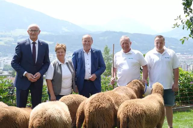 Zu Besuch bei der Familie Stern am Maxnhof in Innsbruck/Arzl (v.l.): LH Anton Mattle, Karin Stern, LHStv. Josef Geisler, Maximilian Stern und Richard Stern. | Foto: Land Tirol/Dominik