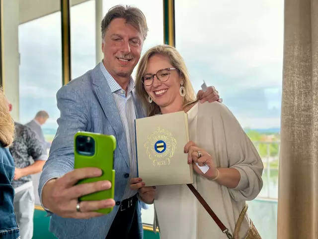 Selfie-König und Bürgermeister Franz Göd (ÖVP) sorgte für die ersten Erinnerungsfotos des Abends mit Gabriele Kernstock (ÖVP). | Foto: Markus Kahrer / MeinBezirk Horn