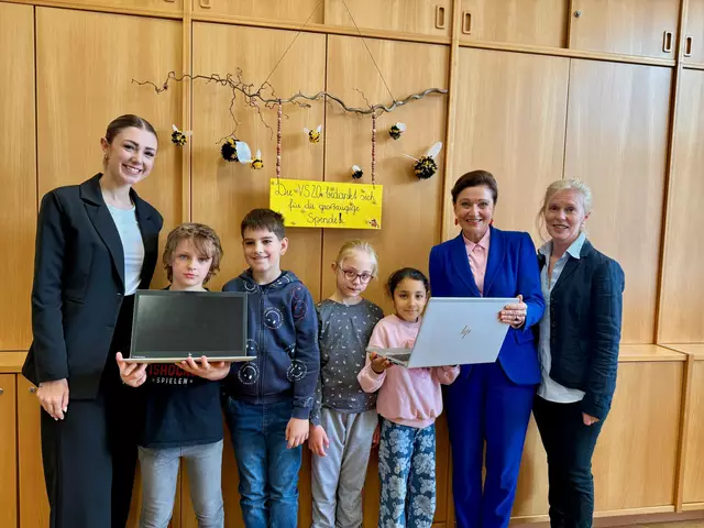 Notebook-Übergabe in der Diesterwegschule Linz: Klassenlehrerin Julia Burghardt, Schüler und Schülerinnen der Diesterwegschule, Raiffeisenlandesbank OÖ-Vorstandsdirektorin Sigrid Burkowski und Direktorin Edeltraud Kufleitner | Foto: RLB OÖ/Bernreitner