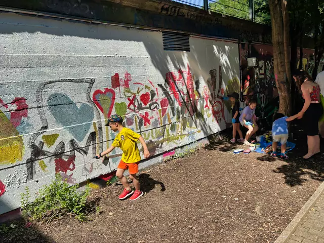 Die Kinder konnten sich an der "Wiener Wand" kreativ austoben. | Foto: Verein Josefstädter Kinderfeste/Bernd Kantoks