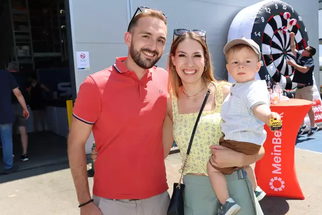 Daniel und Nadine Grömer samt Sohn genossen ein unterhaltsames Sommerfest, das viele Highlights bot. | Foto: Markus Bäumler/zema-medien.de