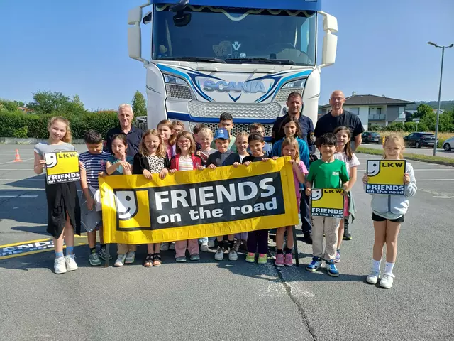 Gruppeninspektor Manfred Hofbauer, Revierinspektor Rene Litschauer und Unternehmer Rainer Mann mit Kindern der 3b der Volksschule Horn. | Foto: Elke Winkler