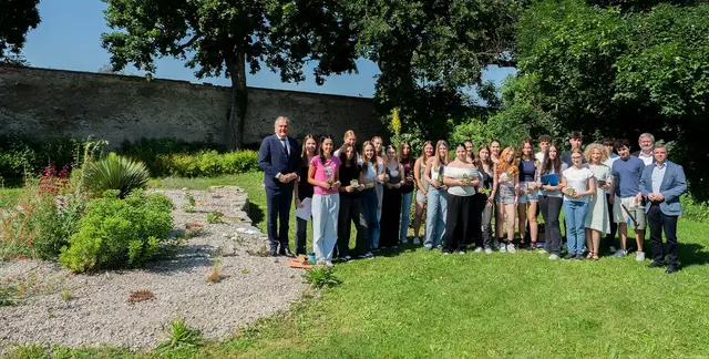 Stadtrat LAbg. Franz Dinhobl, wnsks-Geschäftsführer Peter Eckhart, Religionsprofessorin Helga Zintl und HAK/HAS-Direktor Engelbert Zwitkovits mit den Schülerinnen und Schülern der Klasse 1CK beim Zukunftsgarten. | Foto: Stadt Wiener Neustadt/Maurer