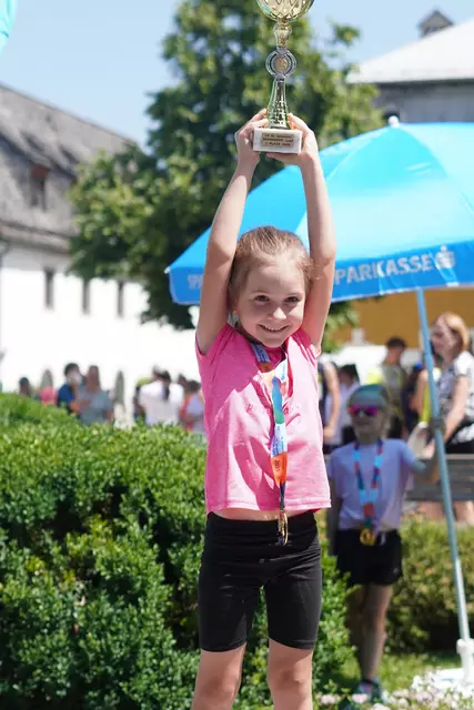 Riesenfreude bei den Jüngsten über Finisher-Medaille und Pokale für die Schnellsten  | Foto: E. Jöchl