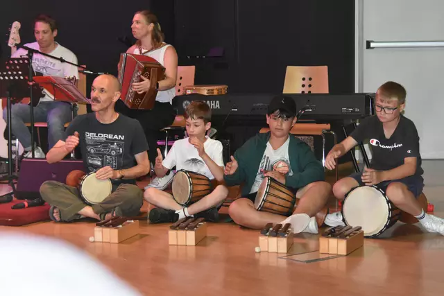 Eine eigene Liveband begleitete die Sängerinnen und Sänger. | Foto: MeinBezirk