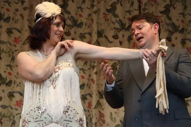 Sängerin Helma le Lievre (Melanie Herczeg) mit Theodors Neffen Felix (Manuel Eberhardt). | Foto: Martin Wurglits