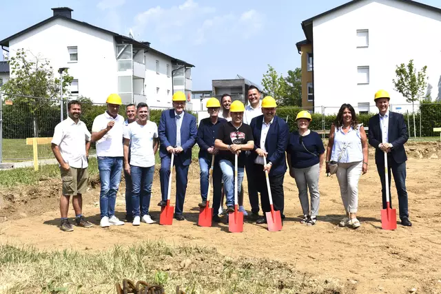 Baustart-Feier in St. Michael ob Bleiburg mit Landesrat Daniel Fellner, Vertretern der Marktgemeinde rund um Bürgermeister Hermann Srienz, Architekt Reinhold Wetschko sowie Vertretern der am Bau beteiligten Firmen. | Foto: MeinBezirk.at