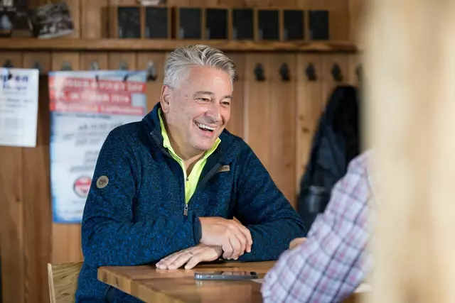 Sänger "Didi" Ganshofer von den Paldauern bei einem Interview mit MeinBezirk. | Foto: Markus Hackl