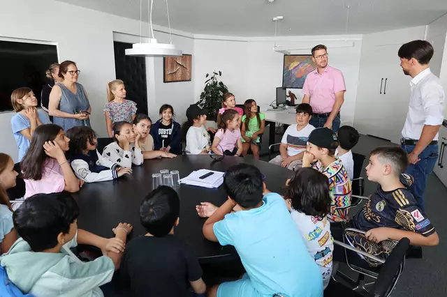 Bgm. Christian Härting sprach mit den Kindern über die unterschiedlichen Aufgaben der Gemeinde.  | Foto: MG Telfs/Hackl
