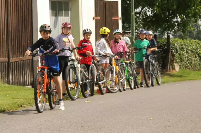 Die Volksschulkinder der 4. Schulstufe wurden von Direktorin Helga Puhr gut auf die Radfahrprüfung vorbereitet.