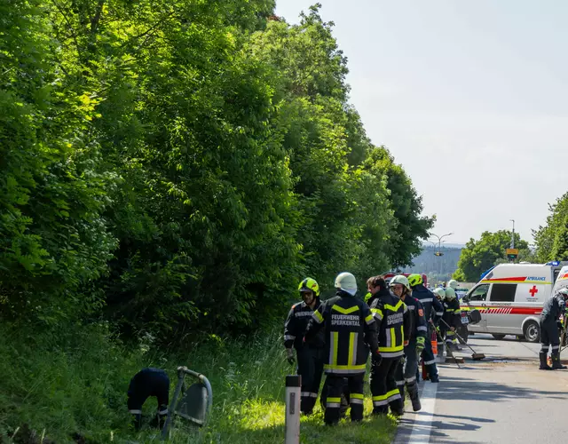 Die Lenkerin wurde während der Unfallaufnahme durch die Beamten vom Rettungsteam aus Zwettl sowie vom Notarzt des Notarzthubschraubers Christophorus 2 versorgt. | Foto: Manuel Kitzler