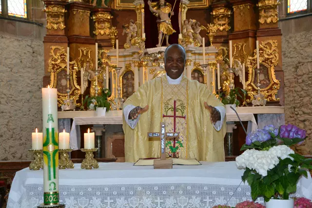 Geistlicher Rat Chigozie Nnebedum feiert am 29. Juni 2025 in der Pfarrkirche Hellmonsödt sein silbernes Priesterjubiläum. | Foto: Johann Mülleder