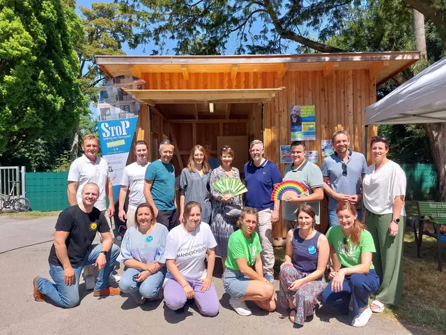 Simone Heinz-Jahraus (2. v. r. vorne) mit ihren StoP-Kollegen und Vertretern der lokalen Politik. | Foto: Stadt Wels