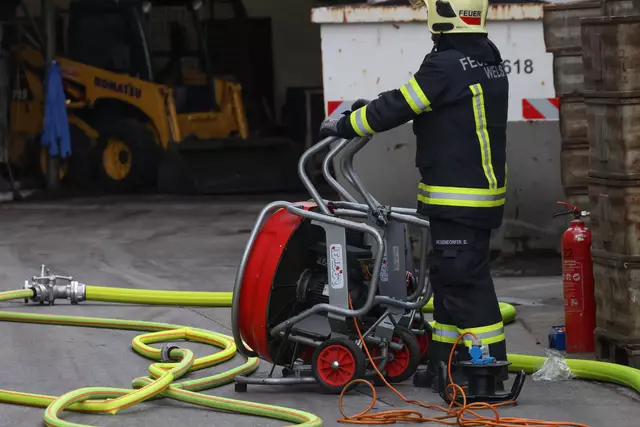 Die Feuerwehr musste einen Gefahrstoffeinsatz bei der Welser Firma Mettec Guss durchführen – dort war es in einem Behälter zu einer heftigen chemischen Reaktion gekommen. | Foto: laumat.at