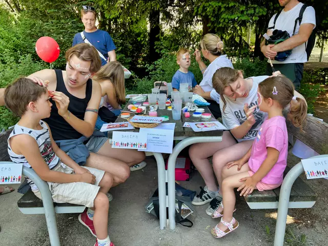 Die Kinderschminkstation der Bildungsanstalt für Elementarpädagogik sorgte für farbenfrohe und strahlende Gesichter. | Foto: Verein Josefstädter Kinderfeste/Bernd Kantoks