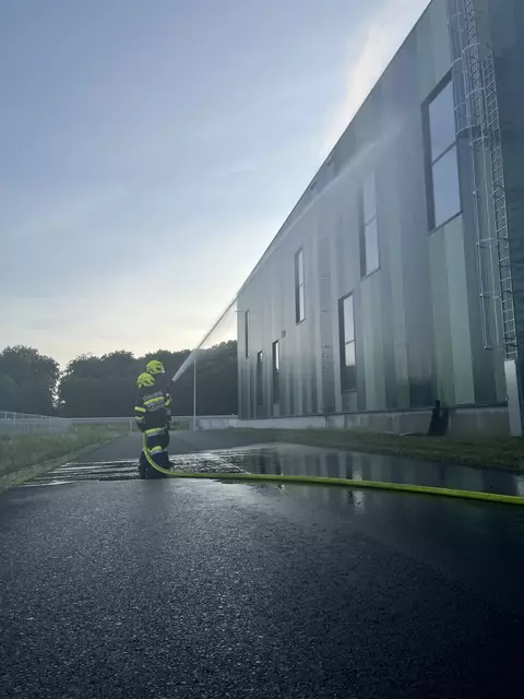 Übungsannahme war ein ausgelöster Brandmelder, der sich nach der ersten Erkundung als Zimmerbrand im ersten Obergeschoss herausstellte.  | Foto: FF
