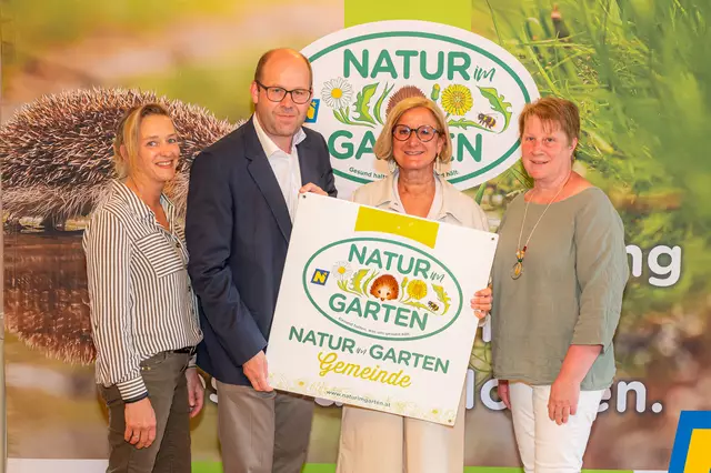 Tanja Glatzl (Blumenpflege)
Bürgermeister Thomas Heissenberger
Landeshauptfrau Johanna Mikl-Leitner
Maria Kader (Blumenpflege) | Foto: „Natur im Garten“ / J. Ehn
