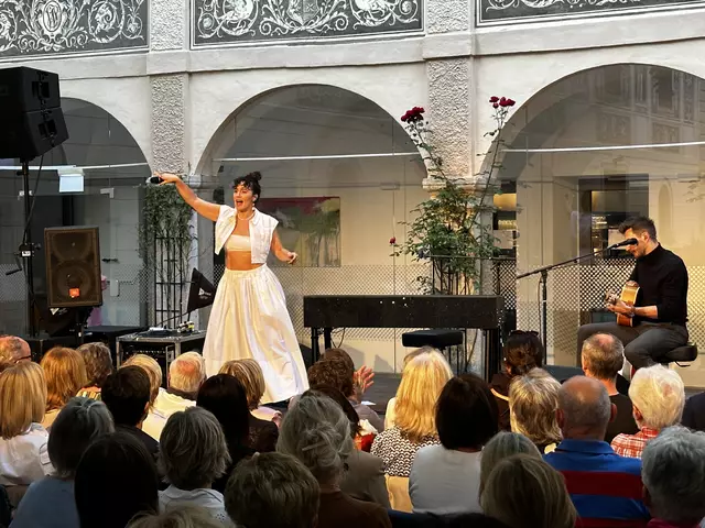 Die Austro-Musikerin Ina Regen konnte die 400 Gäste bei dem Konzert im Schloss Puchberg gekonnt mit ihren Mundart-Songs in ihren Bann ziehen. | Foto: MeinBezirk