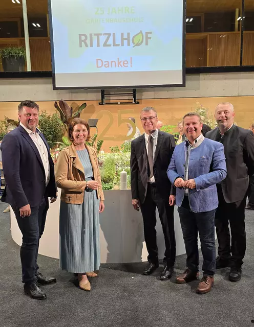 Ansfeldens Bürgermeister Christian Partoll (2. v. r.) und Vertreter aus dem Ansfeldner Gemeinderat gratulierten Landesrätin Michaela Langer Weninger (2. v. l.) und Direktor Wolfgang Eder (Bildmitte) zum Jubiläum. | Foto: Partoll