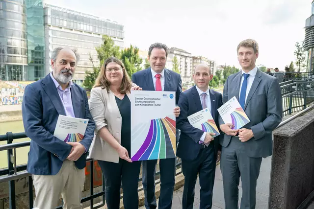 Landwirtschaftsminister Norbert Totschnig (Mitte) bei der Präsentation des Österreichischen Sachstandsbericht zum Klimawandel (AAR2). | Foto: BMLUK Hemerka