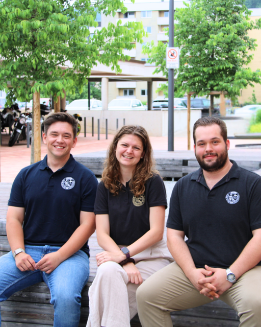 Das neue ÖH-Vorsitzteam: Alex Heller (2. stv. ÖH-Vorsitzender, AktionsGemeinschaft Leoben), Anna Amerer (ÖH-Vorsitzende, AktionsGemeinschaft Leoben) und Andreas Fresacher (1. stv. ÖH-Vorsitzender, Liste Leobner Studenten) (v. l.)

  | Foto: ÖH Leoben