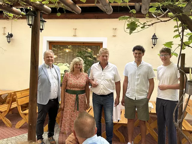 Bgm. Michael Karl gratulierte Martina und Manfred Wolf sowie den beiden Söhnen Markus und Maximilian (v.l.) zu ihrem Firmenjubiläum. | Foto: Wirtschaftsbund Südoststeiermark