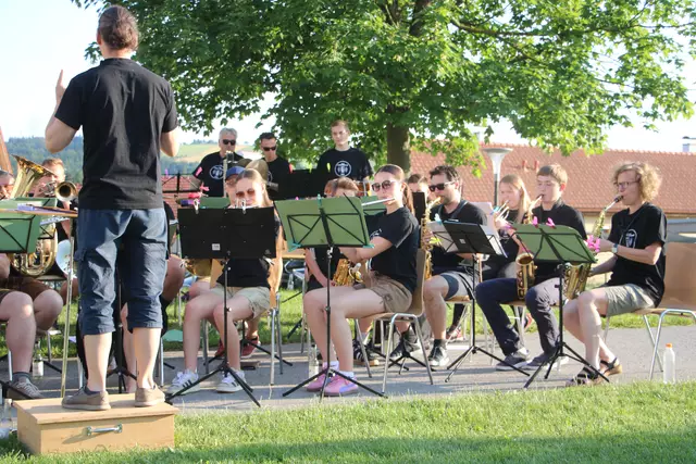 Musik von Lehar bis Queen oder Abba standen am Programm des Open Air Konzerts. | Foto: MeinBezirk/Hofmüller