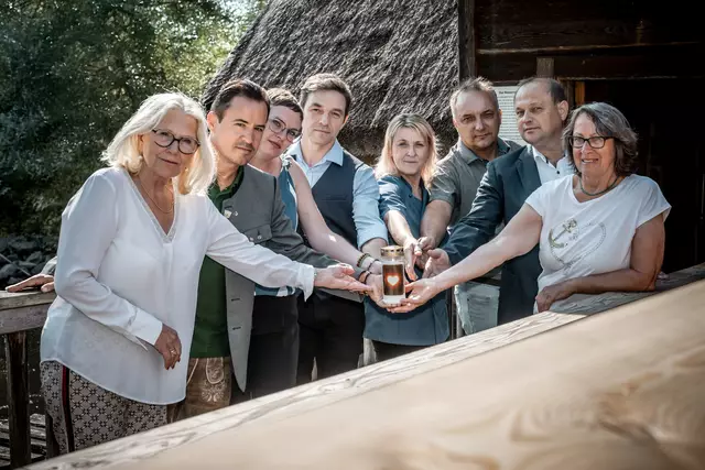Die Teilnehmenden mit Murecks Bürgermeister Klaus Strein (2.v.r.) entzündeten an der Schiffsmühle eine Friedenskerze. | Foto: De Monte
