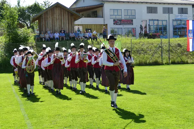 Mit einer kleinen choreografischen Einlage sorgte die Kapelle für Staunen beim Publikum.  | Foto: OÖBV Bezirk Steyr