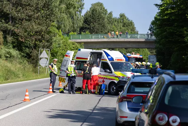 Die Lenkerin wurde während der Unfallaufnahme durch die Beamten vom Rettungsteam aus Zwettl sowie vom Notarzt des Notarzthubschraubers Christophorus 2 versorgt. | Foto: Manuel Kitzler