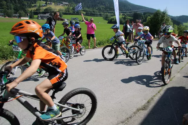 Auf die Plätze - fertig - los! Das zweite Rennen des obersteirischen Kinder-Radcups fand rund um den Sportplatz Sankt Martin statt. | Foto: Hans Schröcker